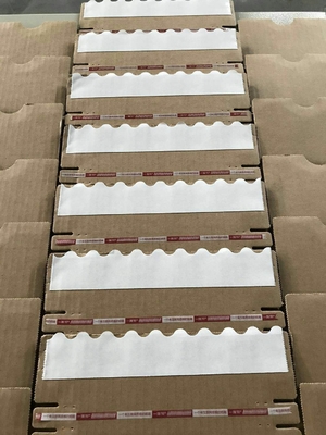 De kleine Doos die van het Voetafdrukkarton Gemakkelijke Machine 380V AC 1300mm×1050mm lijmen werkt